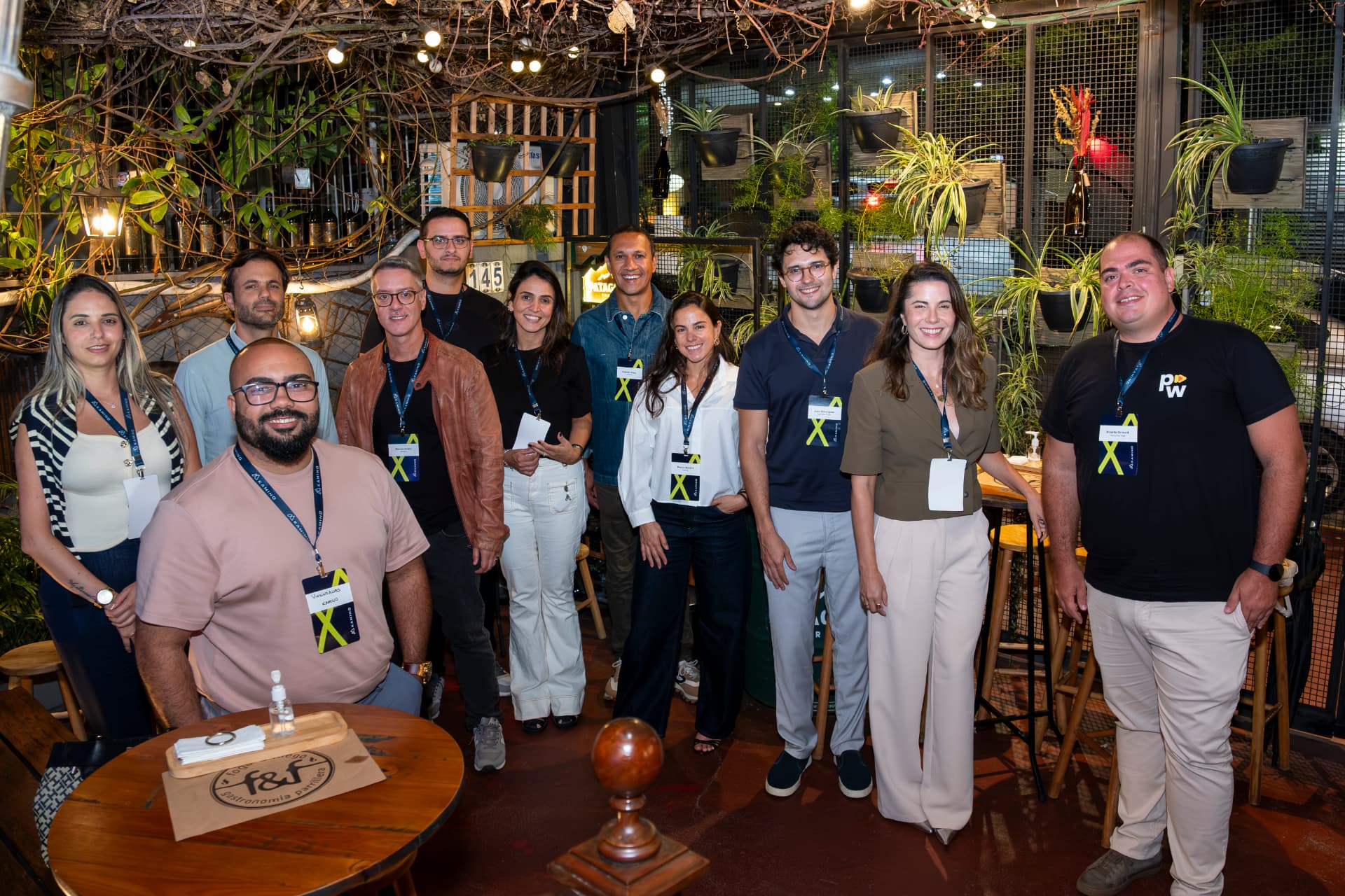 Grupo de convidados em jantar da Kamino
